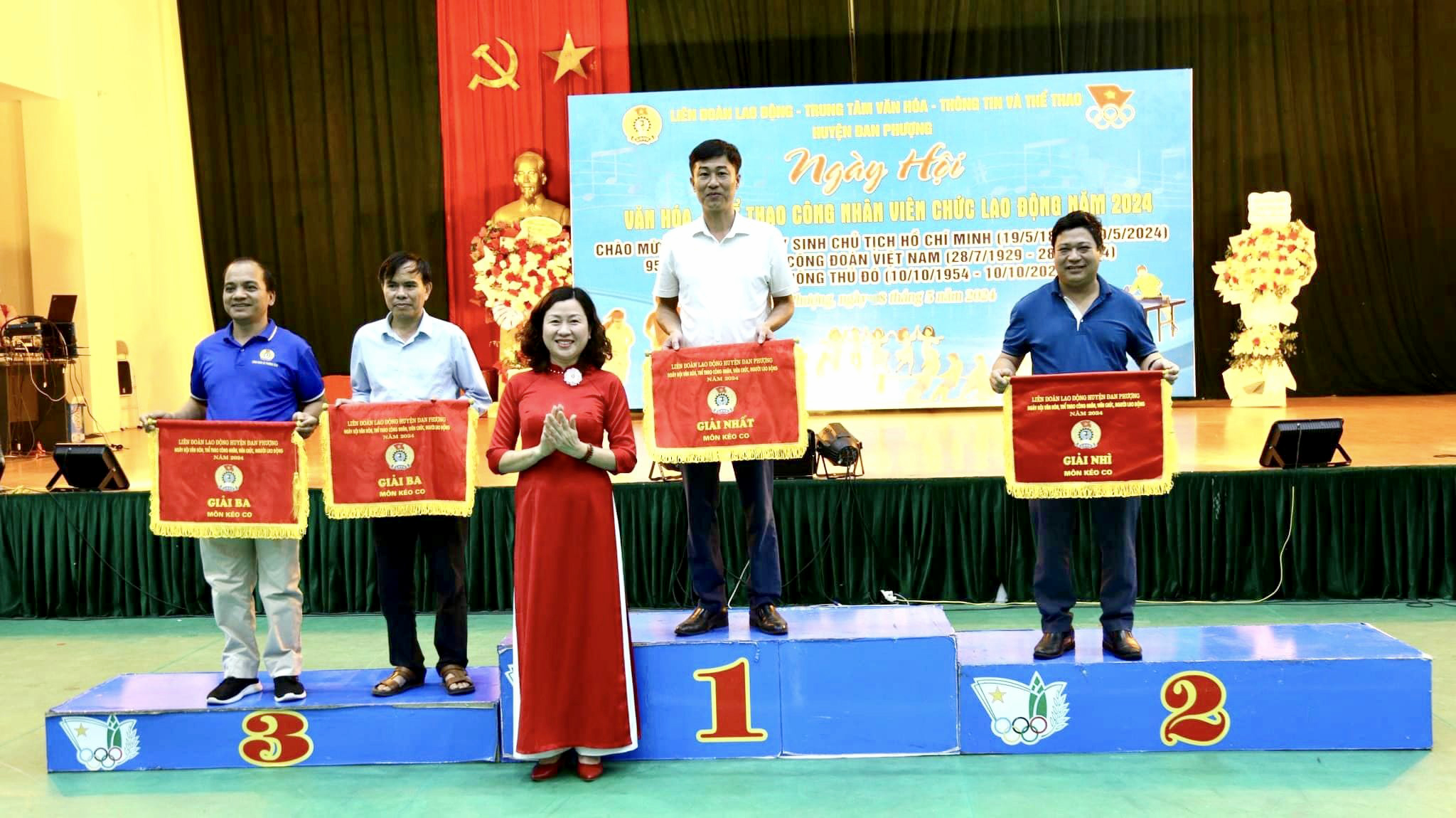 文化、信息和传播中心主任； Dan Phuong区运动队Thi Quy为比赛内容中的队伍颁奖。
