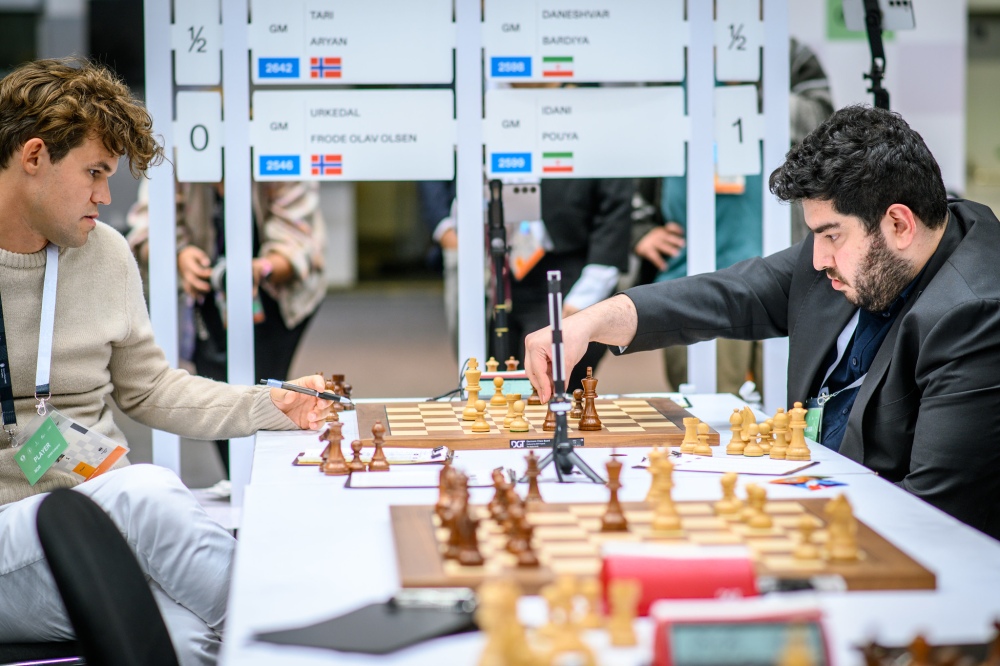 Magnus Carlsen vs. Parham Maghsoodloo | Foto: Michal Walusza