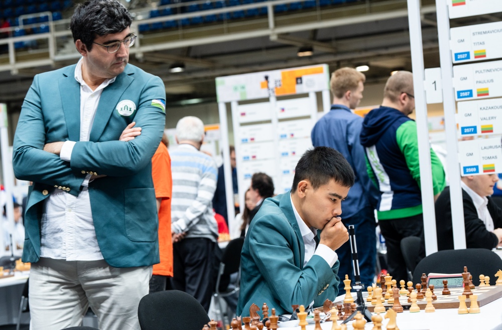 Vladimir Kramnik viendo las partidas | Foto: Maria Emelianova