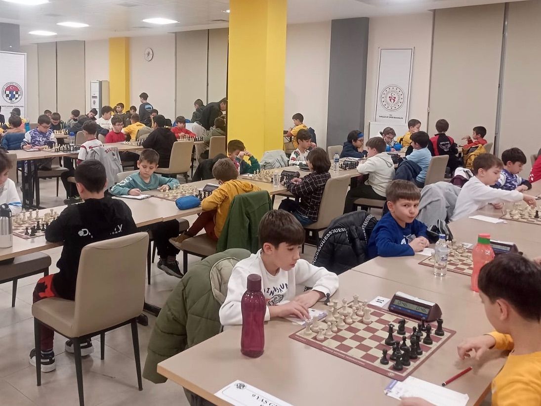 9-10岁国际象棋全省锦标赛以小运动员的动作引起关注 - Gazete Şehir