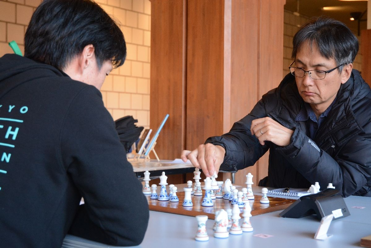 佐贺县陶瓷博物馆举办的“有田陶器国际象棋锦标赛”20人用酷炫的有田瓷下棋